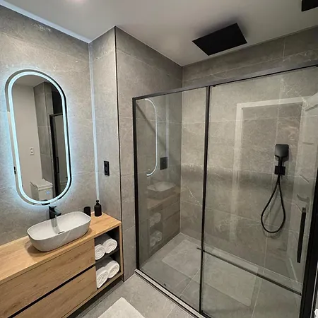 Lux 3 Bedroom Apartment *