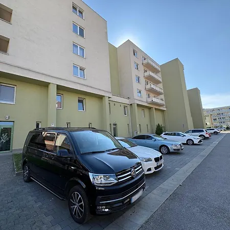 Lux 3 Bedroom Apartment With Free Parking