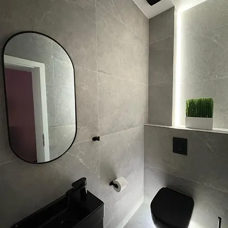 Lux 3 Bedroom Apartment With Free Parking *
